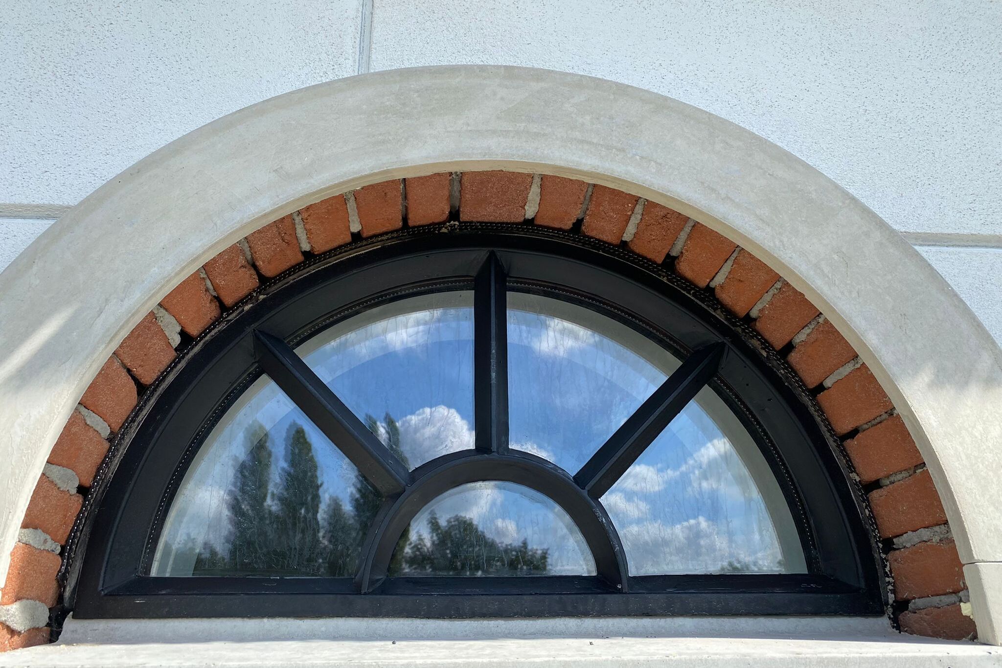 Boograampje stal zwart geïsoleerd