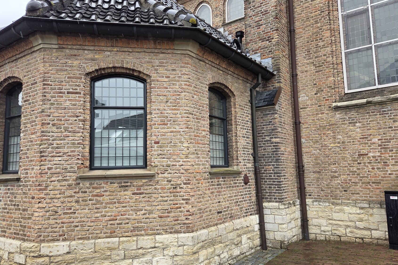 Zwart geïsoleerd stalen kerkraam