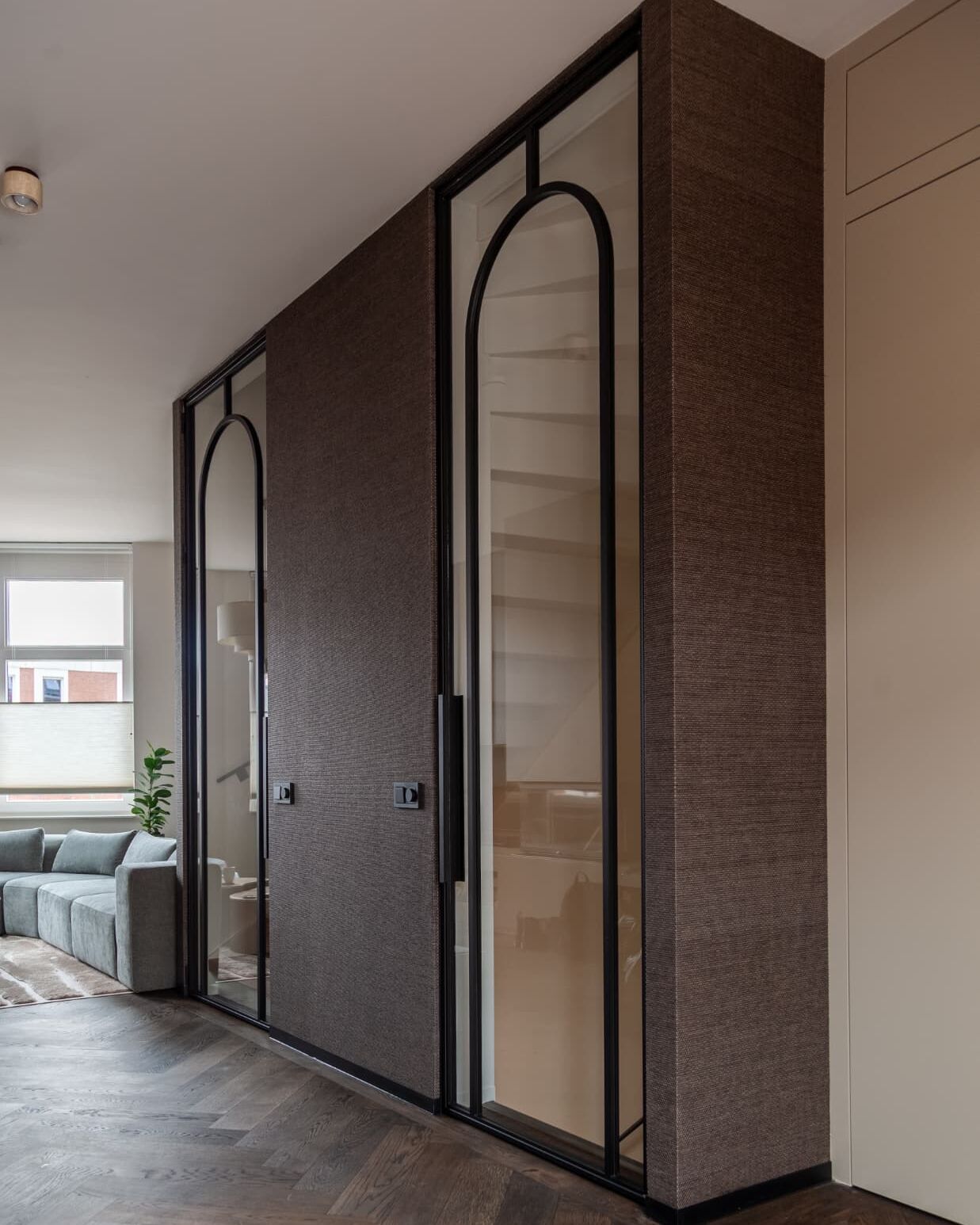 Stalen deur met boog